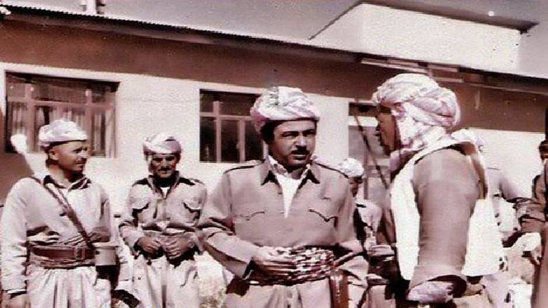 ئیدریس بارزانی له&zwnj;گه&zwnj;ڵ پێشمه&zwnj;رگه&zwnj;یه&zwnj;ك له&zwnj; سه&zwnj;رده&zwnj;می شۆڕشی ئه&zwnj;یلوول